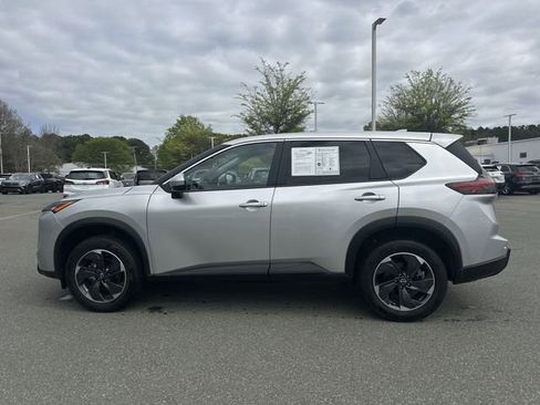 Used 2024 Nissan Rogue SV image 2