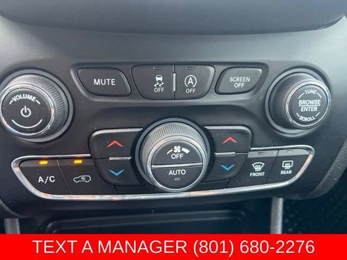 Used 2019 Jeep Cherokee Latitude Plus w/ Comfort/Convenience Group AWD/4WD image 23