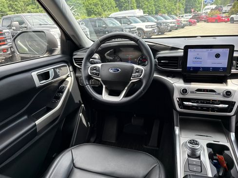 Used 2022 Ford Explorer XLT w/ Equipment Group 202A AWD/4WD image 24
