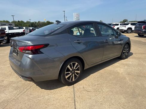 Used 2021 Nissan Versa SV FWD image 4