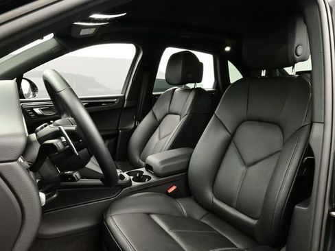Certified 2025 Porsche Macan AWD/4WD image 5