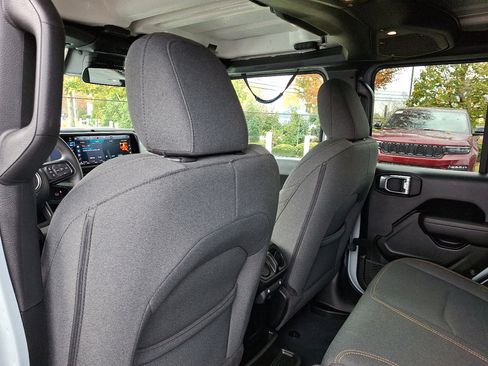 Used 2024 Jeep Wrangler Unlimited image 21