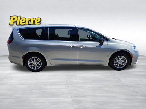 Used 2024 Chrysler Pacifica Touring-L FWD image 6