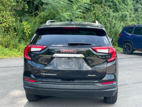 Used 2024 GMC Terrain SLE w/ Driver Convenience Package AWD/4WD image 4