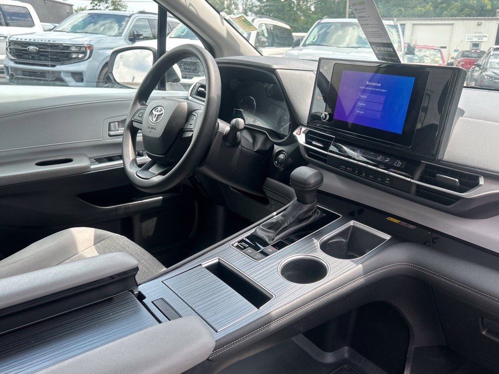 Used 2025 Toyota Sienna LE AWD/4WD image 18