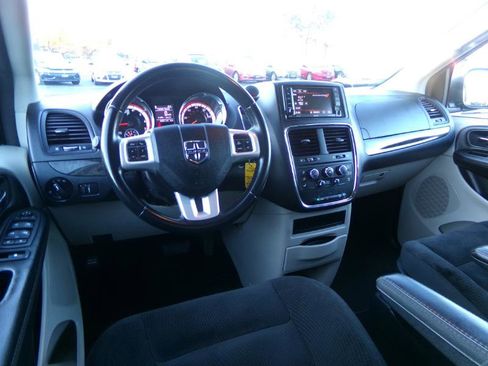 Used 2019 Dodge Grand Caravan SE w/ UConnect Hands-Free Group image 25