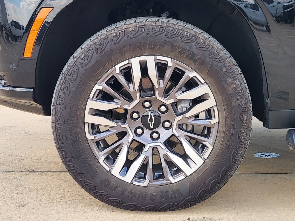 Used 2025 Chevrolet Suburban Z71 AWD/4WD image 10