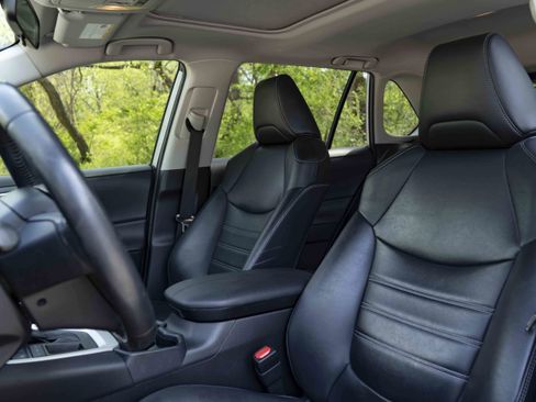 Used 2019 Toyota RAV4 XLE Premium image 17