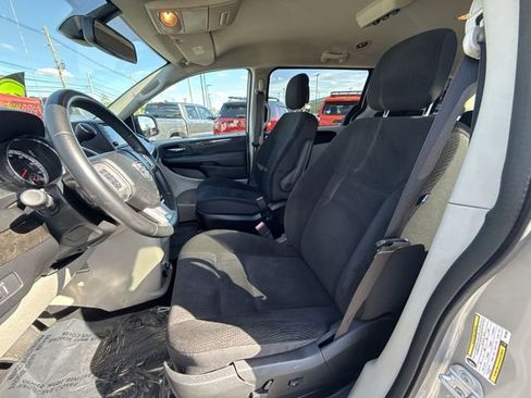 Used 2019 Dodge Grand Caravan SE w/ UConnect Hands-Free Group FWD image 11
