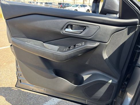 Used 2025 Nissan Rogue SV FWD image 15