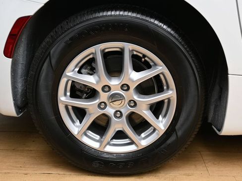 Used 2024 Chrysler Pacifica Touring-L FWD image 13