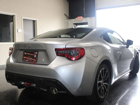 Used 2018 Toyota 86 image 2
