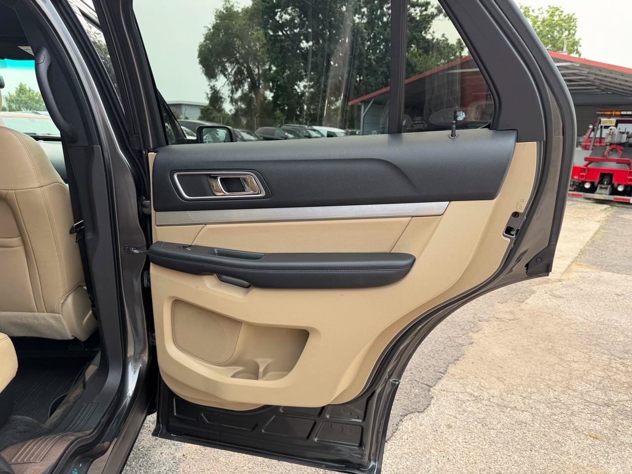 Used 2017 Ford Explorer XLT w/ Equipment Group 202A AWD/4WD image 18