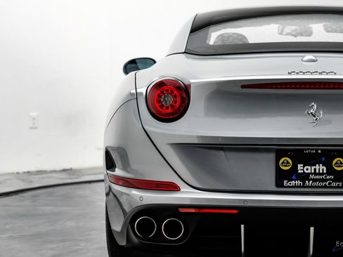 Used 2016 Ferrari California T image 14