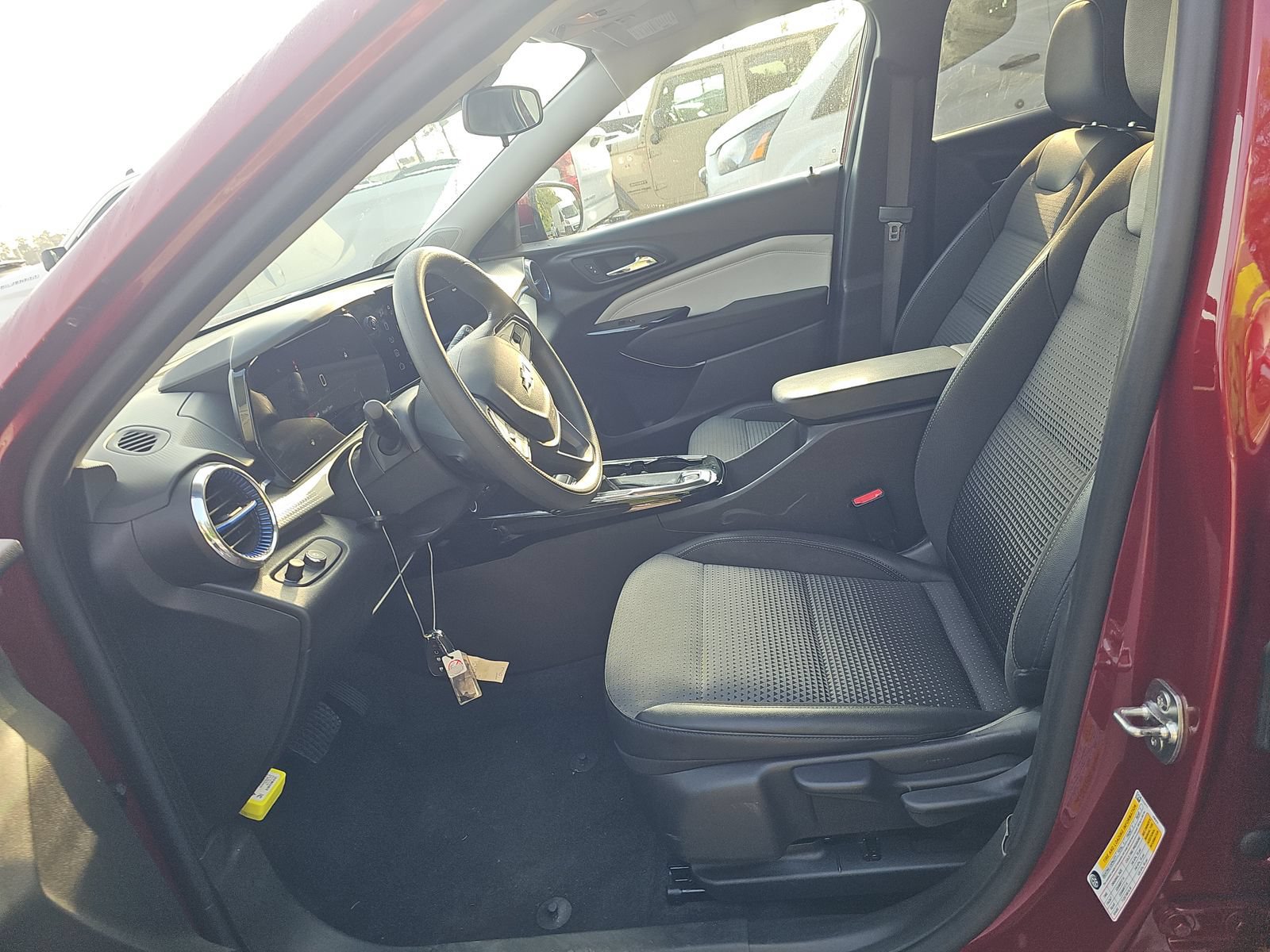 Used 2025 Chevrolet Trax LT FWD image 3