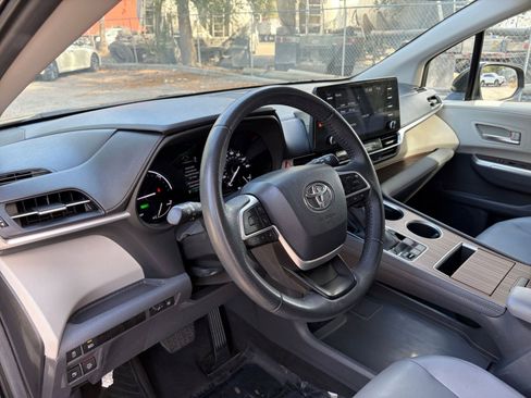 Used 2024 Toyota Sienna XLE image 33