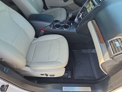 Used 2018 Ford Explorer Limited w/ Equipment Group 301A FWD image 10
