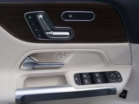 Used 2025 Mercedes-Benz GLB 250 image 18