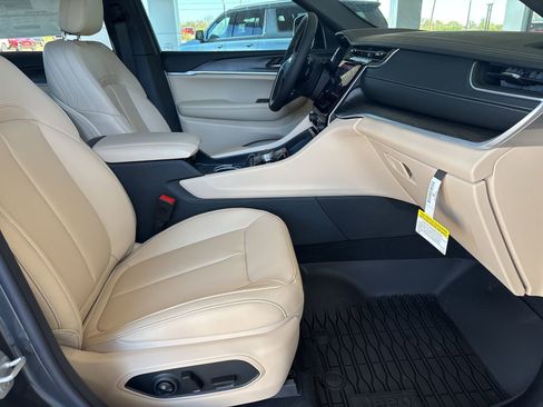 New 2025 Jeep Grand Cherokee Limited image 15