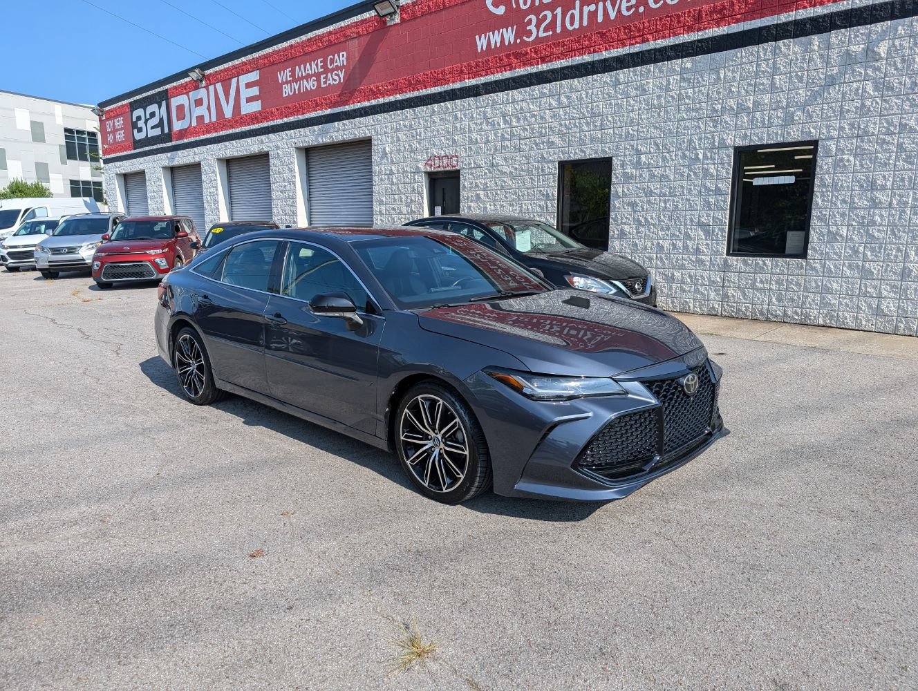 Used 2019 Toyota Avalon Touring FWD image 4