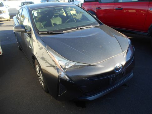Used 2016 Toyota Prius image 1