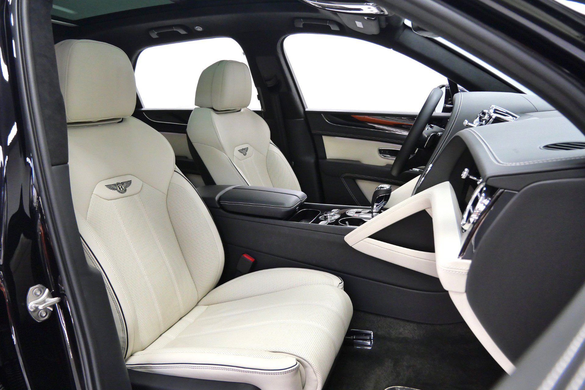 Used 2023 Bentley Bentayga AWD/4WD image 26