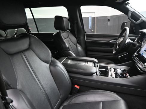 Used 2024 Jeep Wagoneer L Series II w/ Flexible Seating Group image 21