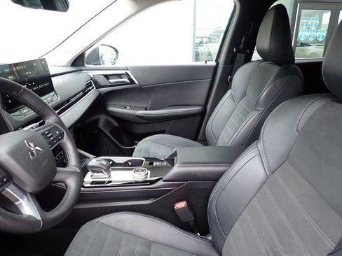 Used 2025 Mitsubishi Outlander SE image 15