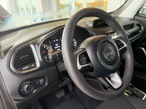 Used 2023 Jeep Renegade Latitude AWD/4WD image 10