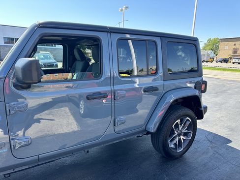 Used 2024 Jeep Wrangler Unlimited w/ Convenience Group AWD/4WD image 5