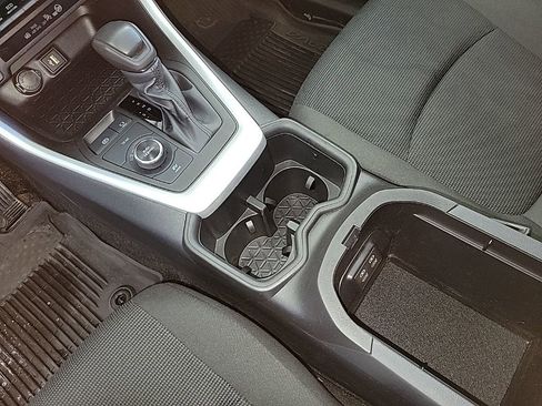 Used 2024 Toyota RAV4 LE image 9