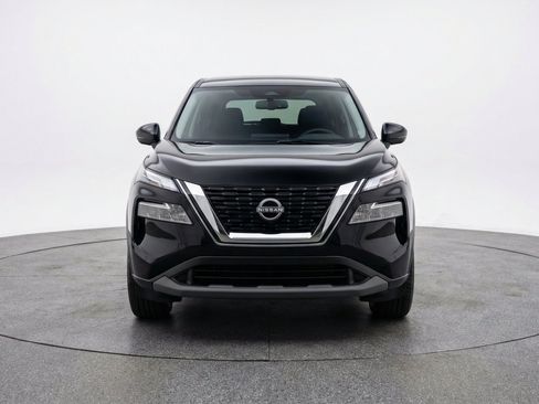 Used 2025 Nissan Rogue SV FWD image 2