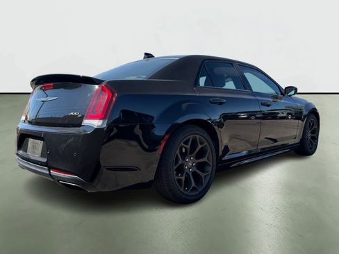 Used 2017 Chrysler 300 S w/ 300S Premium Group image 4