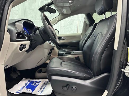 Used 2023 Chrysler Pacifica Touring-L image 14