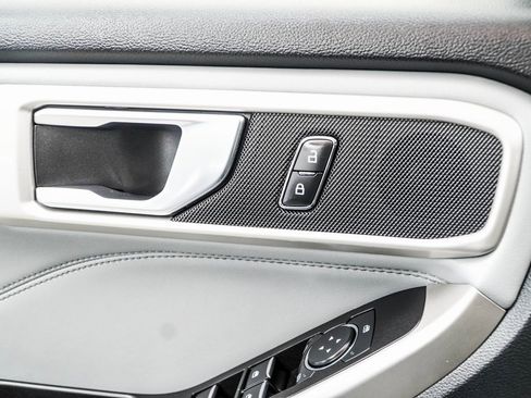 Used 2022 Ford Explorer XLT w/ Equipment Group 202A image 44