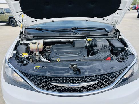 Used 2017 Chrysler Pacifica Touring w/ Tire & Wheel Group image 39