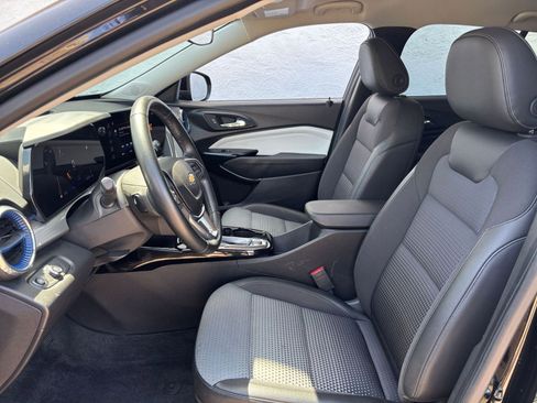 Used 2025 Chevrolet Trax LT w/ LT Convenience Package FWD image 25