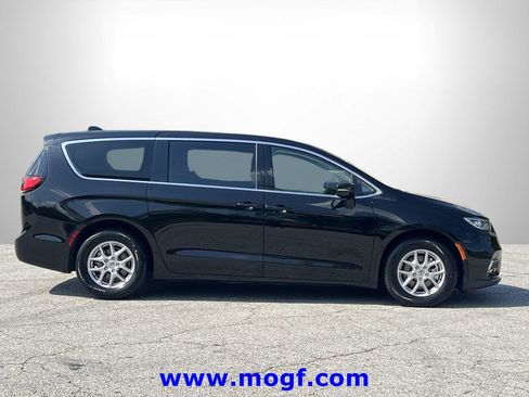 Used 2024 Chrysler Pacifica Touring-L FWD image 28