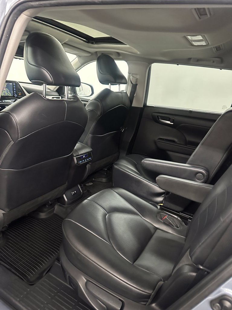Used 2020 Toyota Highlander XLE AWD/4WD image 30