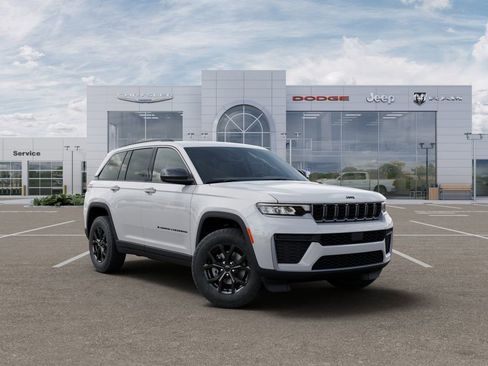 Used 2026 Jeep Grand Cherokee Altitude AWD/4WD image 5