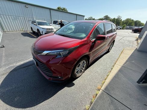 Used 2025 Toyota Sienna XLE w/ XLE Plus Package AWD/4WD image 2