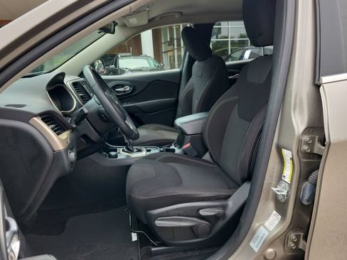 Used 2017 Jeep Cherokee Latitude AWD/4WD image 14