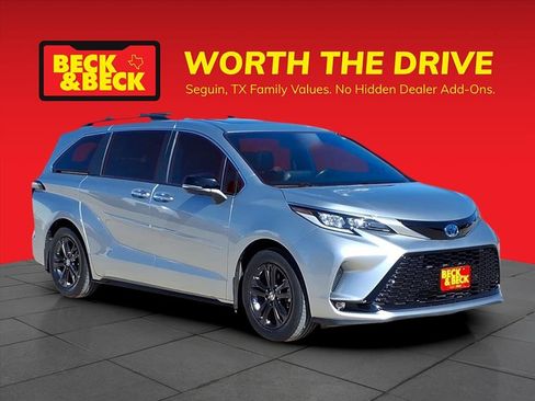 Used 2024 Toyota Sienna XLE Woodland Edition image 3