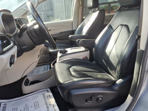 Used 2021 Chrysler Pacifica Touring-L FWD image 8