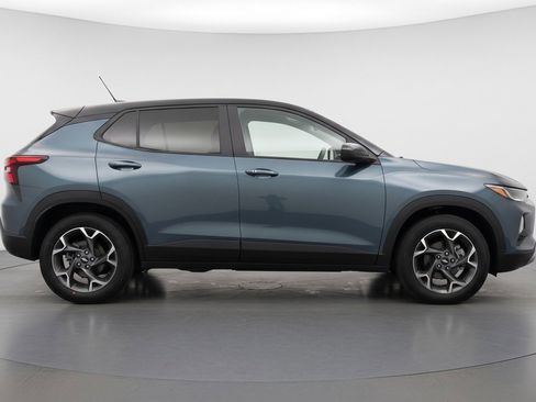Used 2025 Chevrolet Trax LT FWD image 11