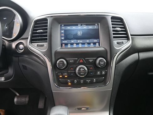 Used 2018 Jeep Grand Cherokee Laredo RWD image 12