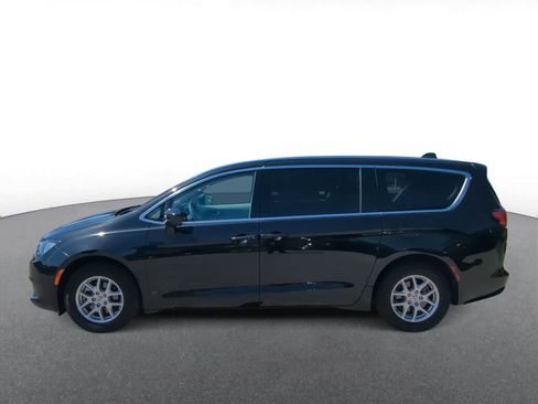 Used 2022 Chrysler Voyager LX FWD image 5