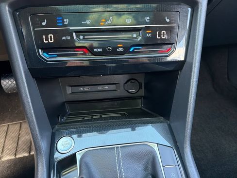 Certified 2025 Volkswagen Taos SEL AWD/4WD image 18