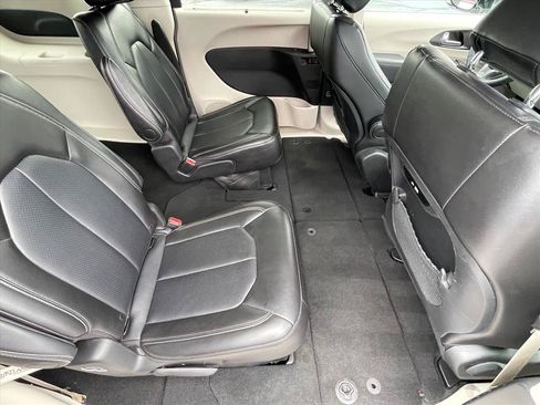 Used 2024 Chrysler Pacifica Touring-L FWD image 28