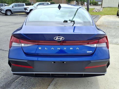 Used 2025 Hyundai Elantra Limited w/ Cargo Package image 4